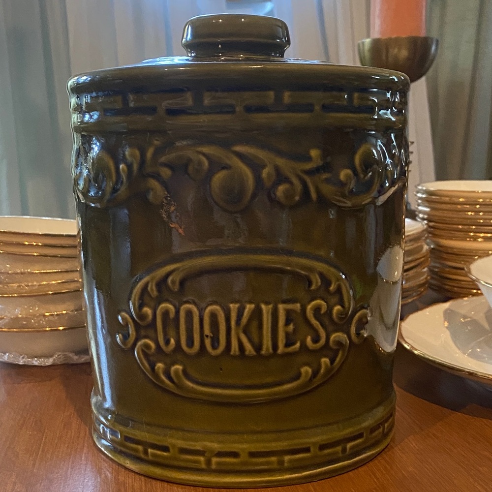 Monmouth stoneware cookie jar in avocado green - Vintage 1970’s